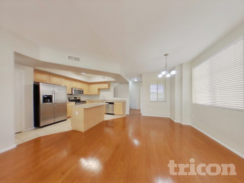 Building Photo - 16825 N 14th St