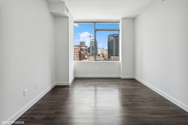 Building Photo - 640 N Wells St