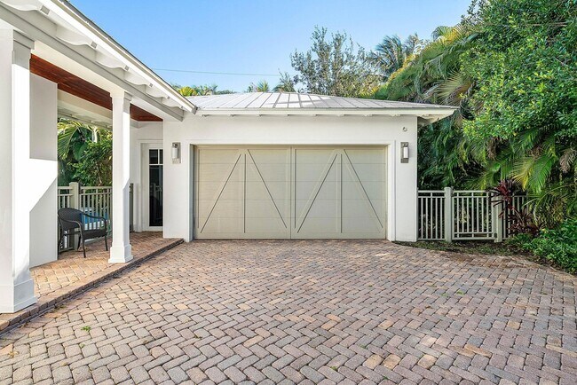 Building Photo - 120 Grove Way