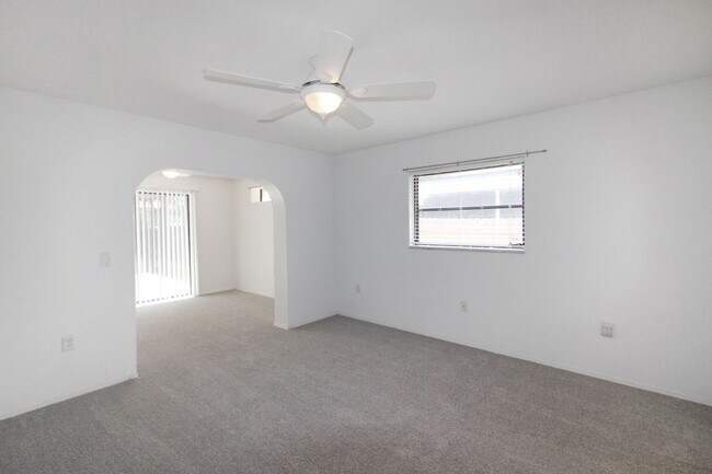 Building Photo - 832 Golf Dr