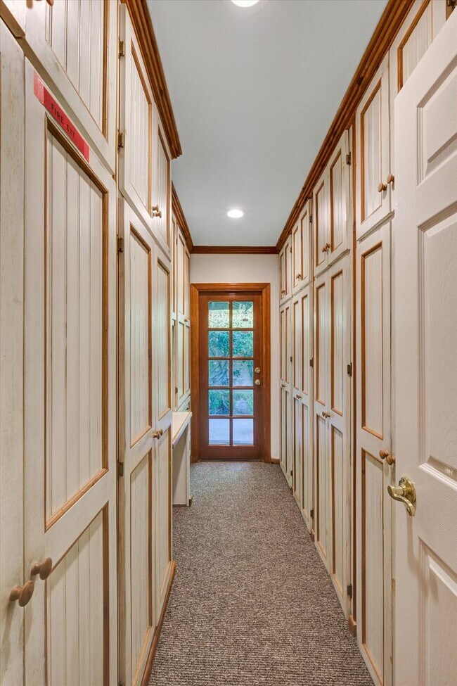 Building Photo - 5-Bedroom Home in Desirable Friendly Hills...