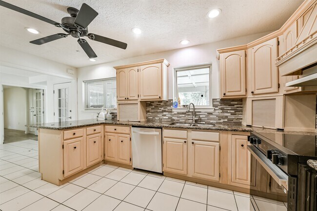 Building Photo - 807 Stadium Cir