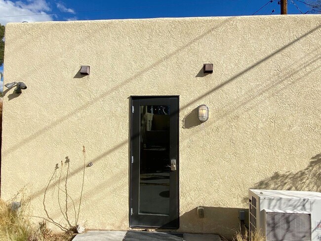 Building Photo - Beautiful Nob Hill Home with gourmet kitch...