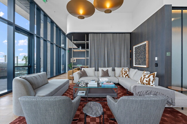 Building Photo - 610 Davis St