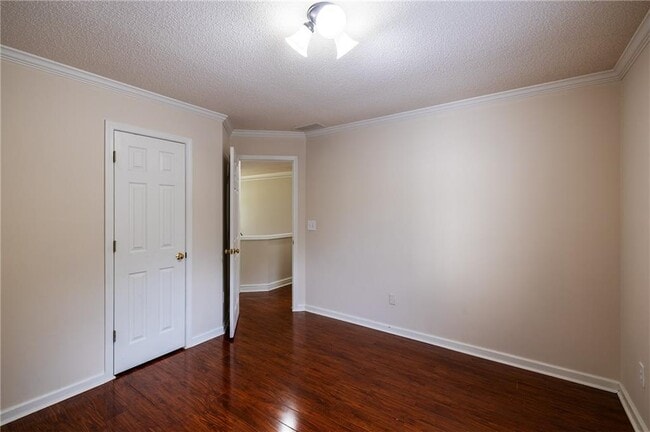 Building Photo - 1060 Lyndhurst Way