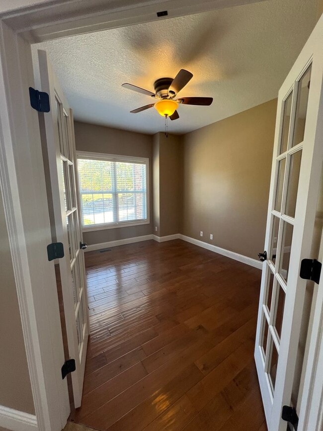 Building Photo - Luxurious 4-Bedroom Home in Fox Creek Subdivision!