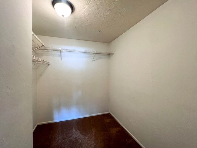 Building Photo - 1 bed/1 bath condo in Sparrow - Available Mid-August! *Approved Application*