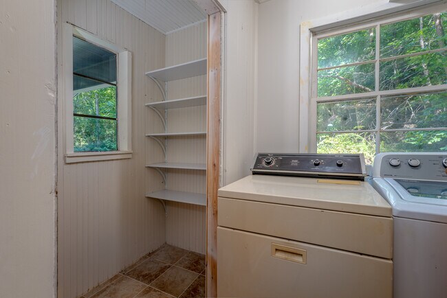 Building Photo - 503 Clement Rd