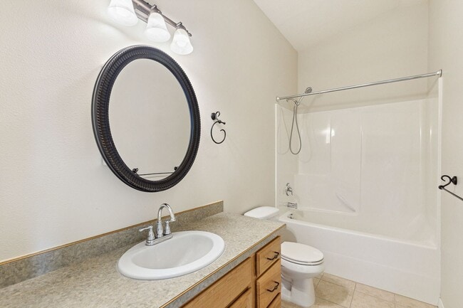 Building Photo - Spacious Sun-filled 3 bed 2.5 Bath Townhouse