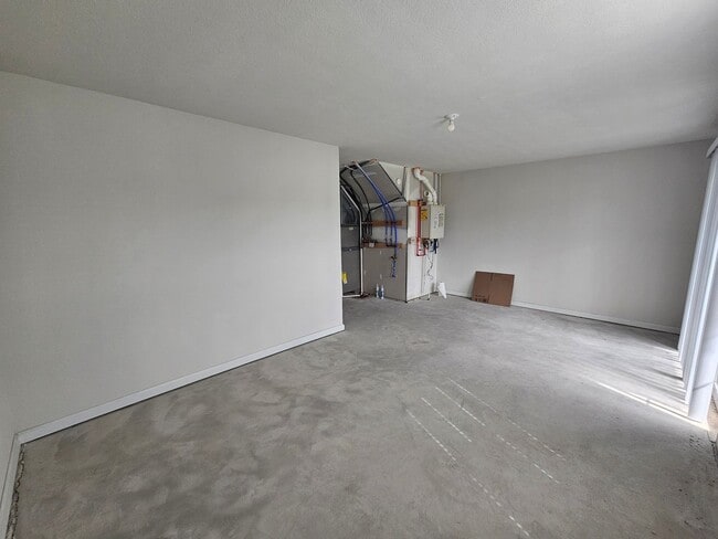 Building Photo - 3 Bedroom, 2.5 Bathroom Townhome, Available NOW