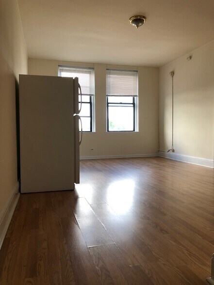 Building Photo - 3335 W Diversey Ave