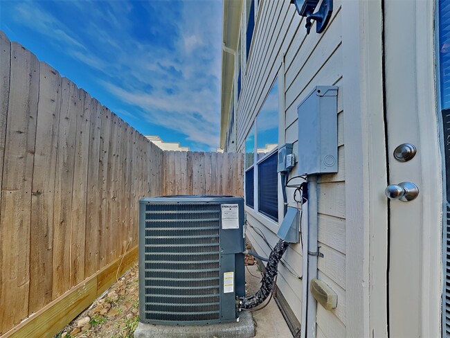 Building Photo - 3412 Honsinger St