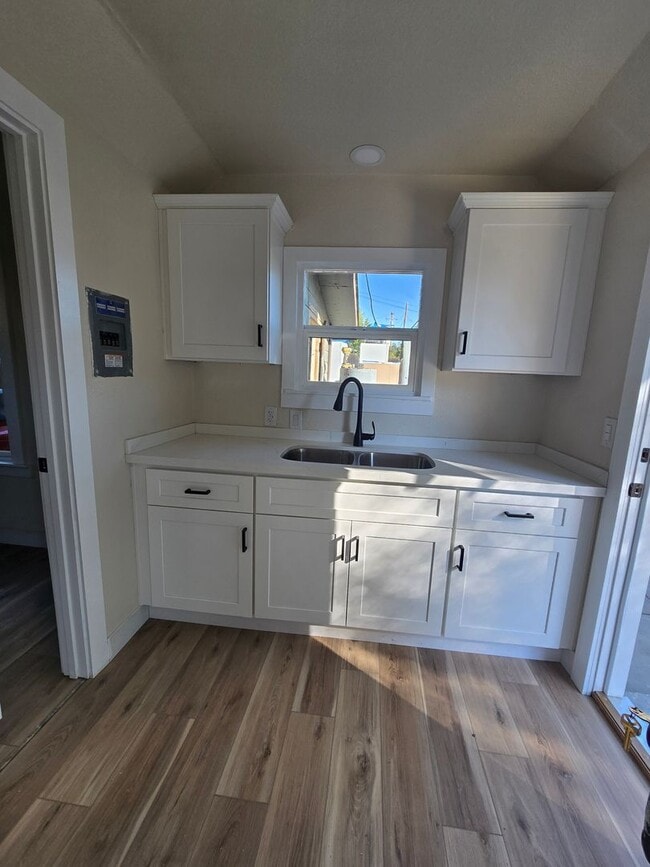 Building Photo - 1 Br 1 Ba available now