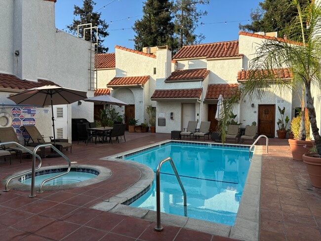 Building Photo - 10926 Bluffside Dr