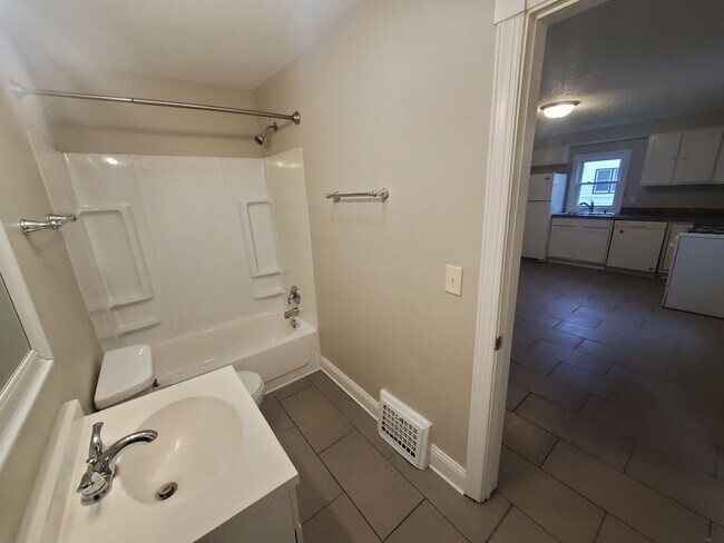 Building Photo - 4 Bedroom, 1 Bathroom home just South of Downtown!