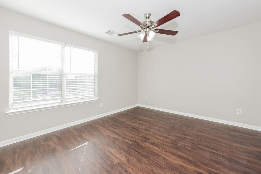 Building Photo - 3330 Legends Mill Dr