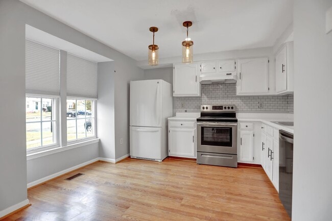 Building Photo - Charming End Of Group Townhome for Rent