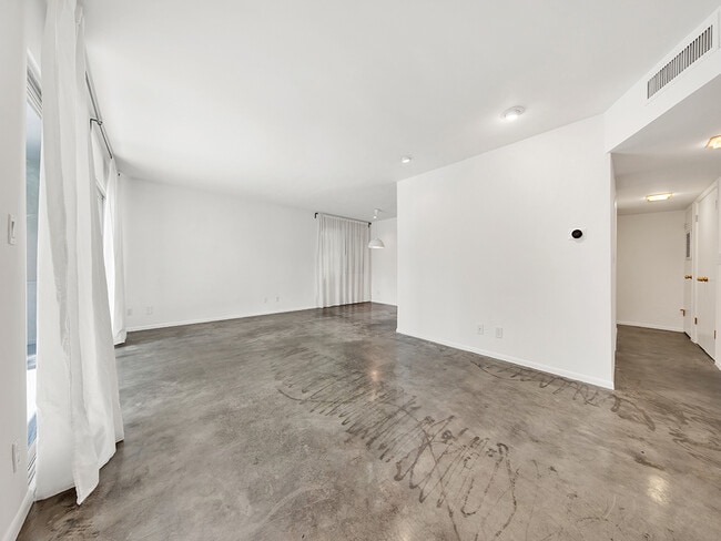 Building Photo - 7767 Hollywood Blvd