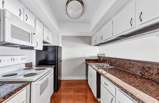 Building Photo - 2820 S Bartell Dr