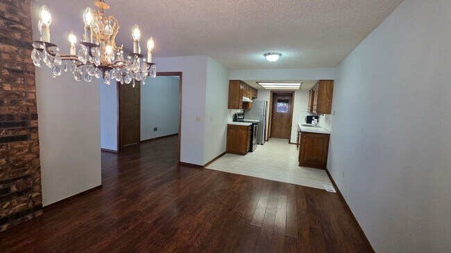 Building Photo - Wonderful 2 Bedroom Duplex In Bethany Ok.  $1250 Per Month!