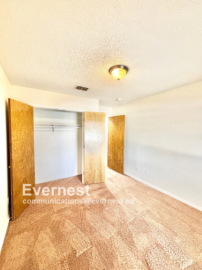 Building Photo - 698 Buttercup Dr