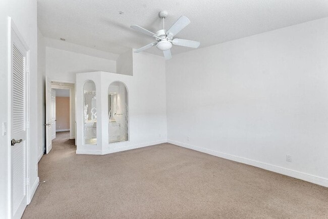 Building Photo - 2469 NE 14th St