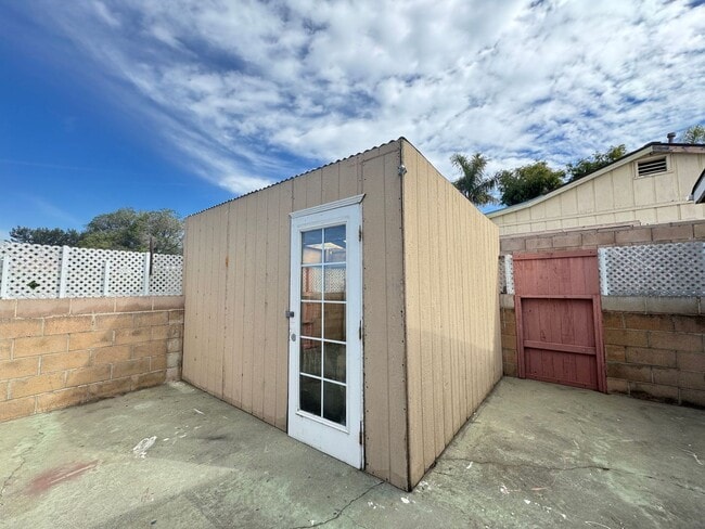 Building Photo - 647 Newport Ave