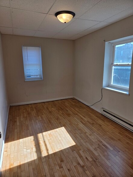 Building Photo - 528 Broadway St