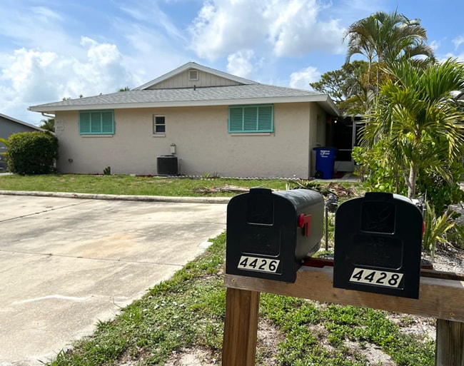 Building Photo - Spacious 2/1 duplex home in the Imperial Shores neighborhood