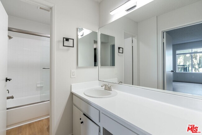 Building Photo - 1352 S Carmelina Ave