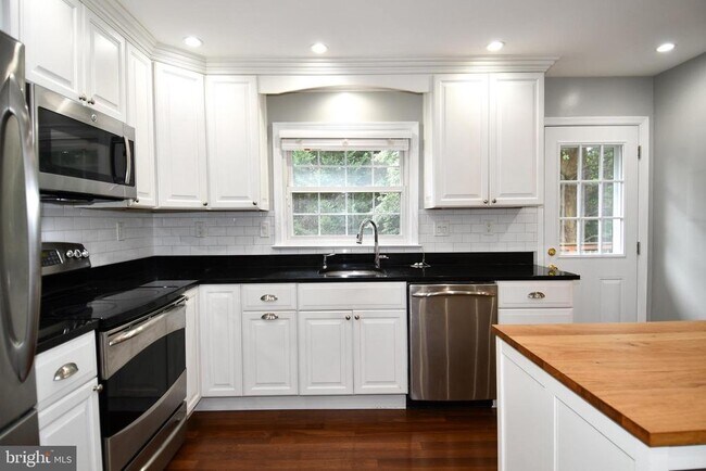 Building Photo - 4100 Dewmar Ct