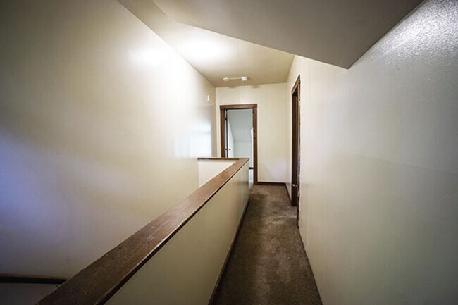 Building Photo - Available 06/01/26 - 5 Bedroom Townhouse c...