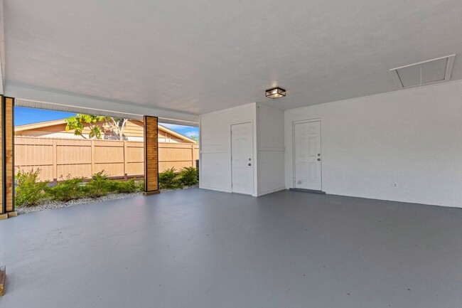 Building Photo - Modern Sarasota 3 Bedroom Home With Separa...