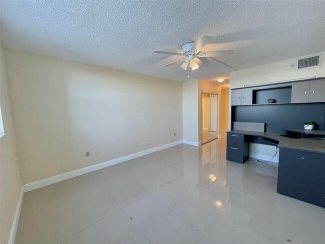 Building Photo - 1175 NE Miami Gardens Dr