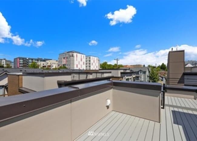 Building Photo - Greenlake 2bed / 2bath Townhouse