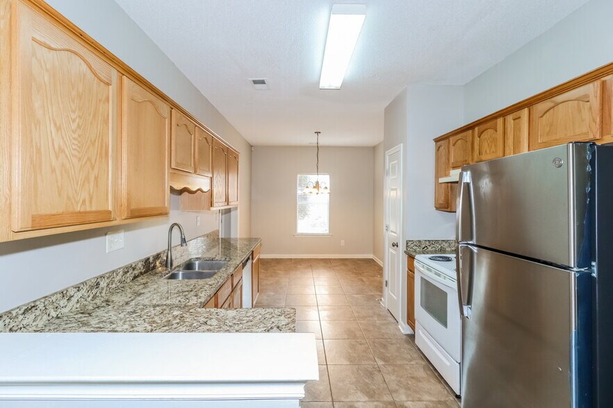 Building Photo - 7806 Wolf Hollow Dr