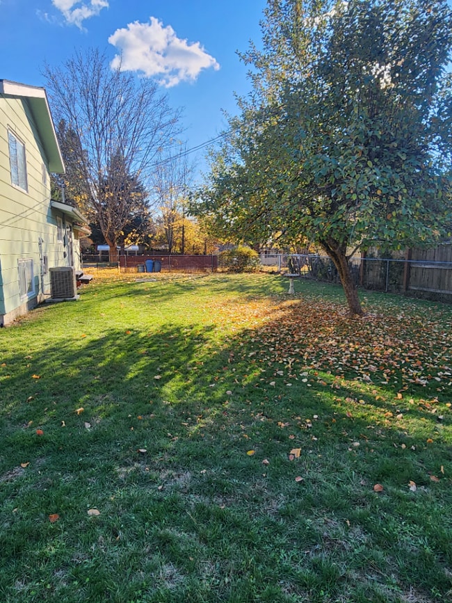 Building Photo - Furnished 3BR, 1.5BTH Centrally Located in...