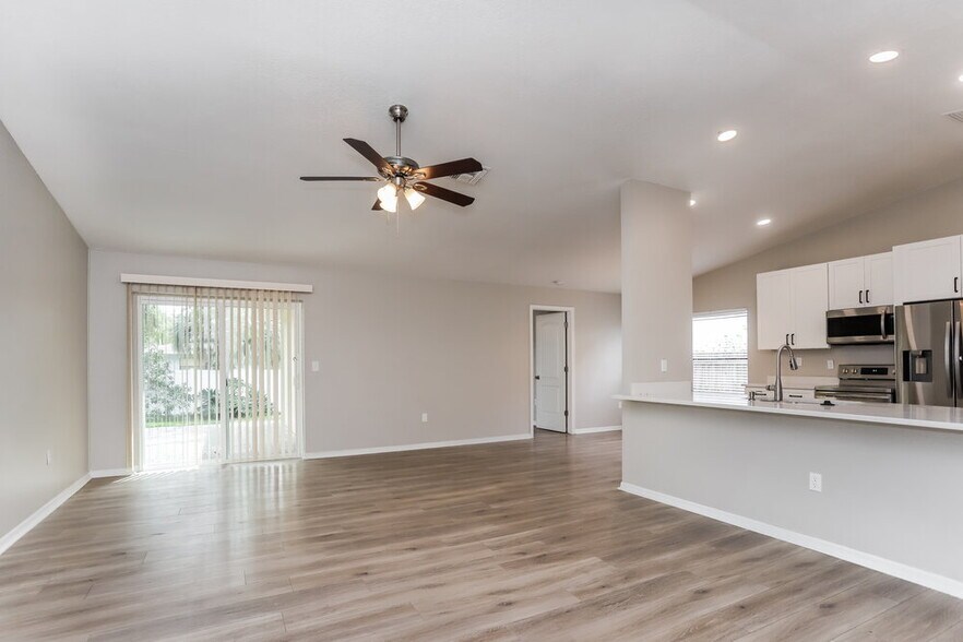 Building Photo - 12873 Pineway Dr