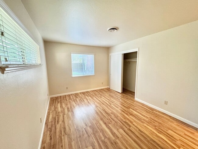 Building Photo - 604 Radcliffe Dr