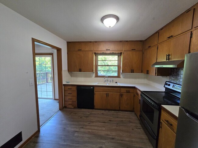 Building Photo - Beautiful 4 bedroom behind the Golf Coarse