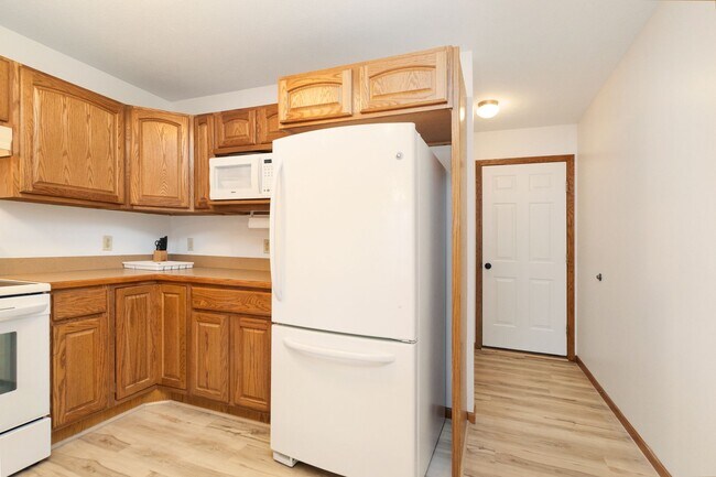 Building Photo - Large Family home For rent!