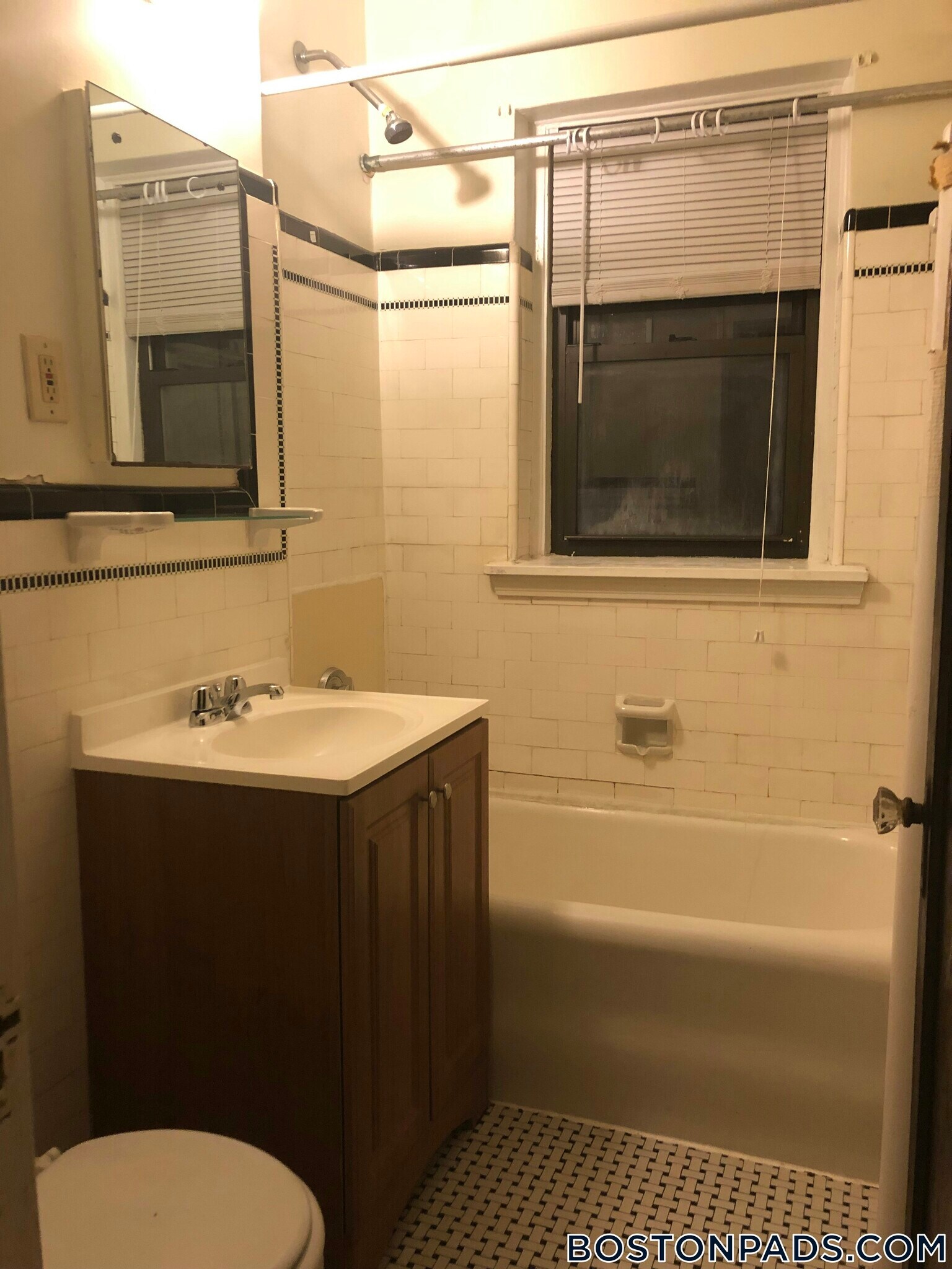 Building Photo - 349 Pleasant St