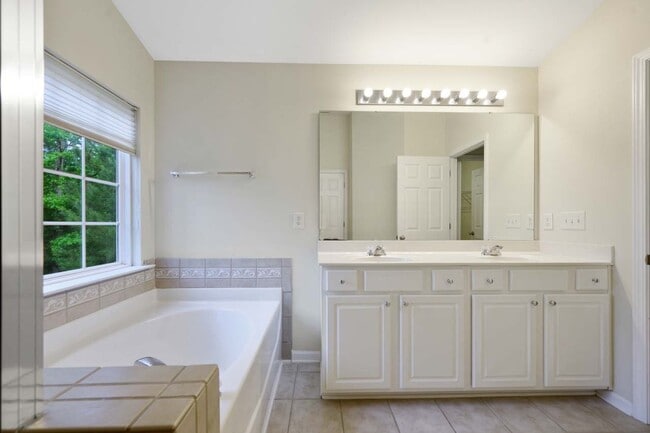 Building Photo - Beautiful 3 BR/2.5 Bath Home in Lyons Farm Community Durham!