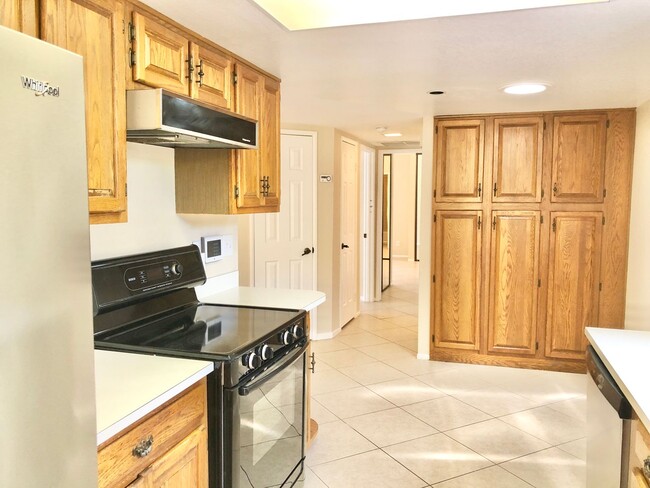 Building Photo - Sweet Single-Story, Completely Detached, in the Picturesque Fallbrook Village HOA Community!
