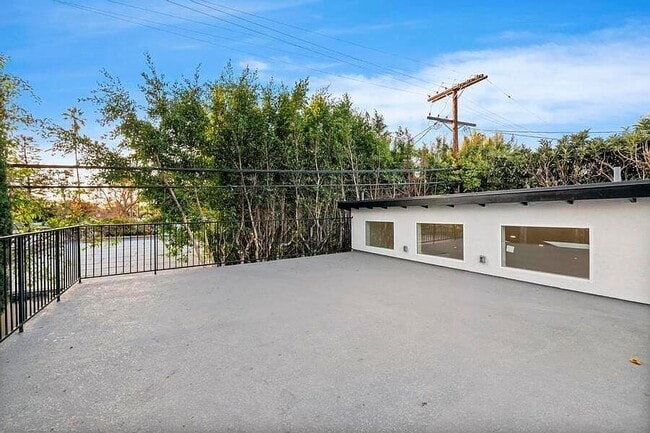 Building Photo - 739 N Formosa Ave