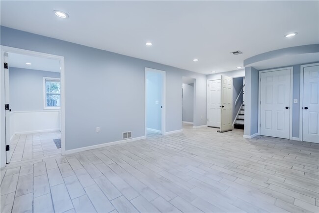 Building Photo - 232 Meadowbriar Rd