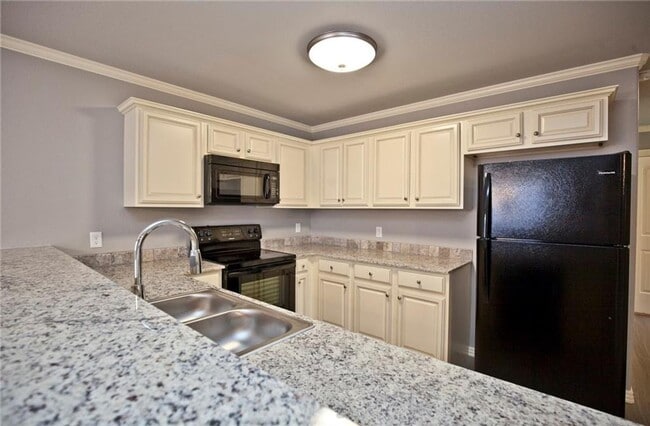 Building Photo - 4 Bed 4.5 Bath Townhouse just mins away from the University!