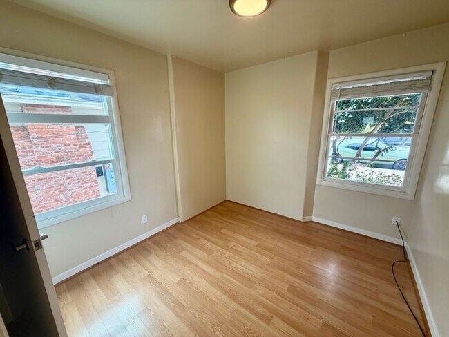 Building Photo - 2 bedroom 1 bath apartment in Downtown Monterey!