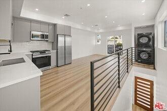 Building Photo - 910 N Hudson Ave