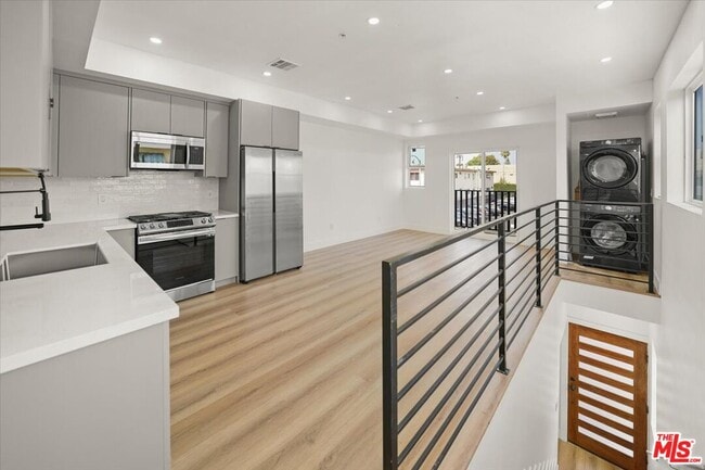 Building Photo - 912 N Hudson Ave